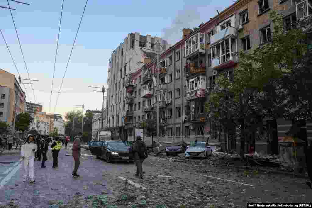 Komunalni radnici raščišćavaju ulice nakon ruskog napada.