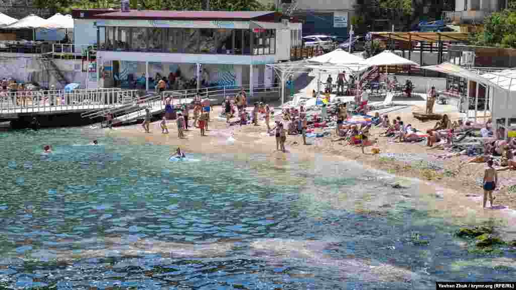 Тем не менее, жители Балаклавы и туристы купаются в море