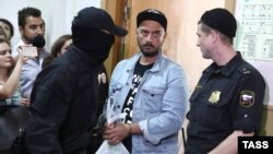 Кирилл Серебренников (в центре) в суде. 23 августа 2017 года