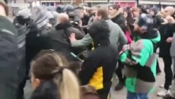 Policija tjera građane sa trga u Banjaluci Policija tjera građane sa trga u Banjaluci