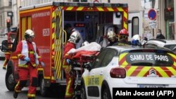Рятувальна служба забирає з місця інциденту поранену людину, Париж, Франція, 25 вересня 2020 року