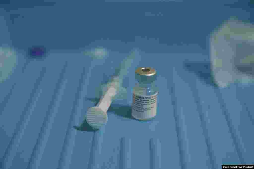 Голка поруч із флаконом з вакциною Pfizer/BioNTech COVID-19 в ізоляторі лікарні Королеви Вікторії (Royal Victoria Infirmary) в перший день найбільшої програми імунізації в історії Великої Британії. Ньюкаслі, Британія, 8 грудня 2020 року