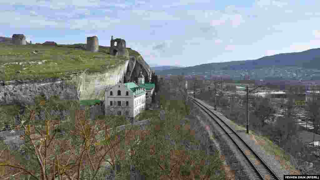 Скалу огибает железная дорога Севастополь – Симферополь