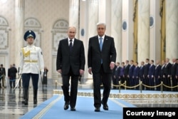 Урочистий прийом в Астані очільника Росії Путіна. Поруч іде президент Казахстану Касим-Жомарт Токаєв.