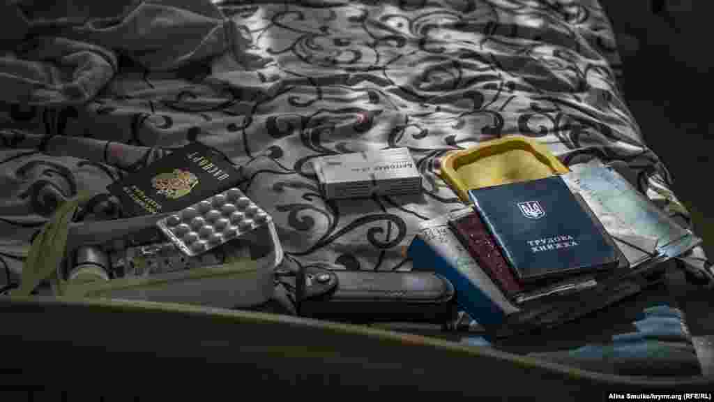 «Это весь беспорядок, который они оставили – документы, вещи, рылись в детском рюкзаке, разобрали компьютер, но не изъяли ничего», – рассказал Абдулгазиев