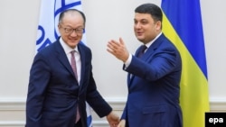 Прем'єр-міністр України Володимир Гройсман (праворуч) та президент Світового банку Джим Йонг Кім у Києві, листопад 2017 року