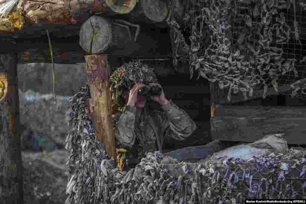 Пильність. Основне правило на передових позиціях. Український військовий стежить за околицями, адже до противника тут – сотні метрів