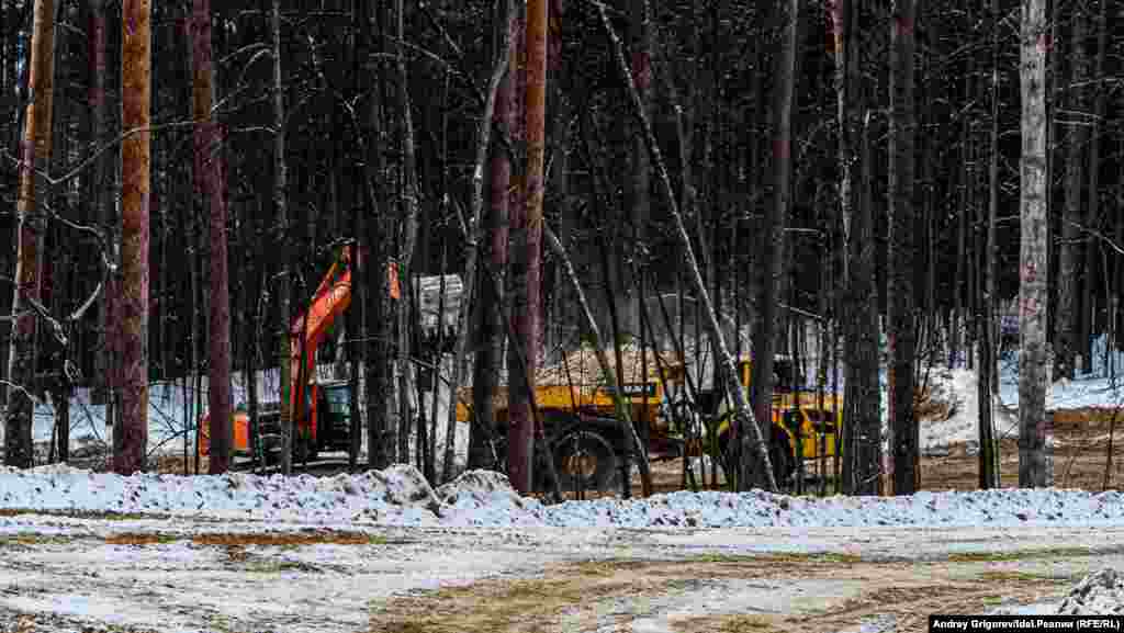 Работы ведутся, судя по всему, в авральном порядке. Эту работающую технику мы застали на месте вырубки в воскресенье, 28 февраля.  