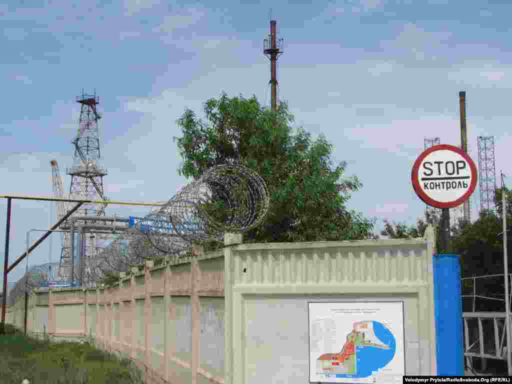 База бурения «Чорноморнафтогаза» в бухте Ярилгач недалеко от поселка Черноморское в северо-западном Крыму, май 2012 года.