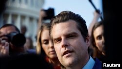 Метт Ґейц розмовляє з журналістами біля Капітолію США після того, як подав пропозицію звільнити Кевіна Маккарті з посади спікера Палати представників. Вашингтон, США. 3 жовтня 2023 року