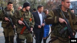 Уже покойный Александр Захарченко, главарь группировки «ДНР», которая признана в Украине террористической организацией, в сопровождении охраны. Оккупированный Донецк, 2 ноября 2014 года