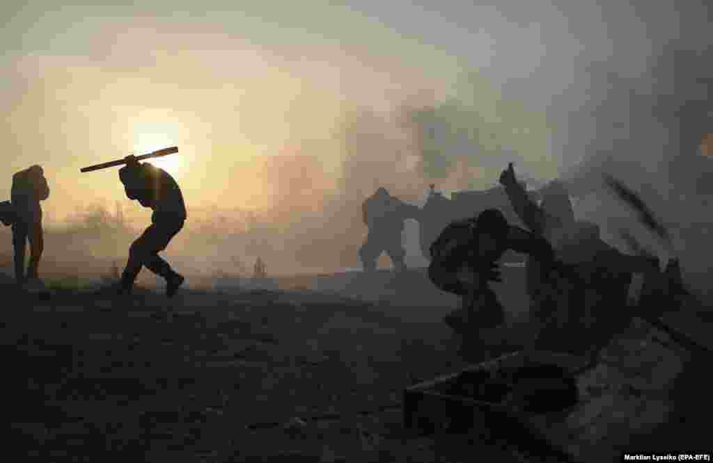 11 січня українські війська стріляють з гаубиці біля села Новолуганське на Донеччині, на тлі  триваючих бойових дій з проросійськими бойовиками на Донбасі. (epa-EFE/Markiian Lyseiko)