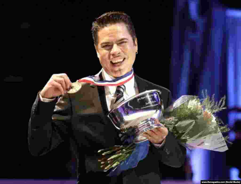 Руди Галиндо, американский фигурист, победитель и призёр многих международных соревнований в одиночном и парном разрядах, в том числе и на Олимпийских играх. В 1996 году в книге Кристин Бреннан "О тайнах мирового фигурного катания" совершил "каминг-аут". В 2000-м году объявил, что инфицирован ВИЧ. 