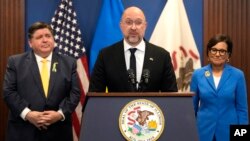 Прем’єр-міністр України Денис Шмигаль (у центрі) виступає на пресконференції в Чикаго, США, 16 квітня 2024 року