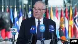 Міністр оборони Канади Білл Блер спілкується із журналістами під час зустрічі міністрів оборони країн НАТО в штаб-квартирі НАТО в Брюсселі 13 червня 2024 року