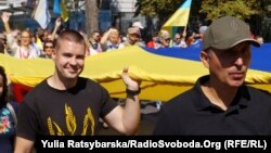 Учасники бойових дій на Донбасі, їхні родини, волонтери і представники громадськості зібралися на Алеї пам’яті біля будівлі облдержадміністрації
