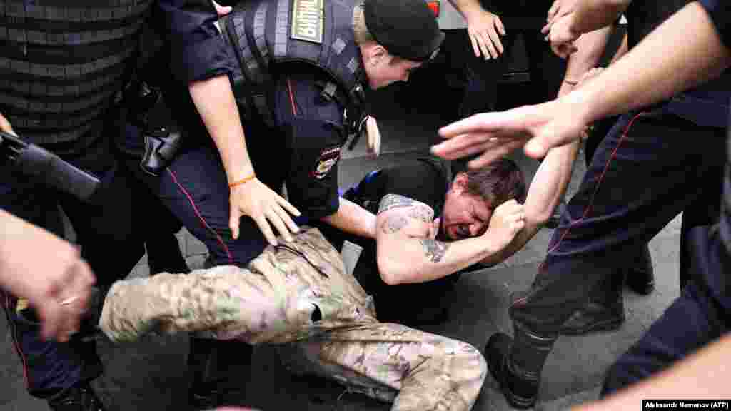 По данным МВД Москвы, в акции приняли участие 1200 человек  