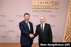 Очільник КНР Сі Цзіньпін і очільник РФ Володимир Путін на саміті БРІКС у Казані, 22 жовтня 2024 року