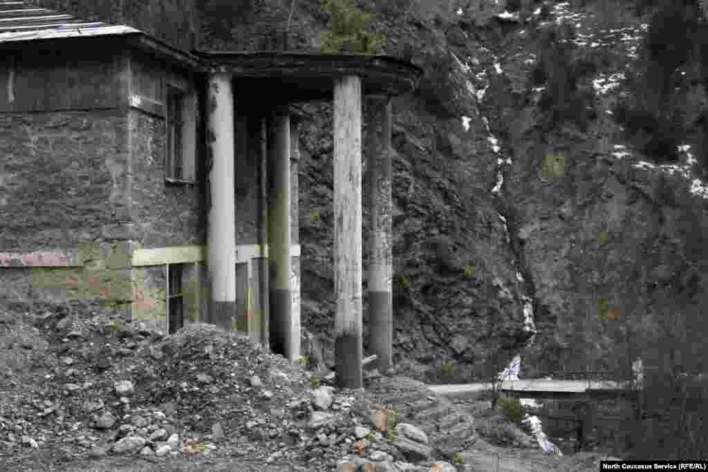 Здание клуба. Старики любят вспоминать былую славу клуба. Говорят, "гремел на весь Алагирский район", а местный ансамбль даже выезжал в Москву на гастроли.