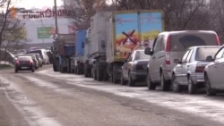 В Крыму – километровые очереди за российскими номерами (видео) В Крыму – километровые очереди за российскими номерами (видео)