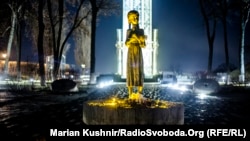 Скульптура «Дівчинки з колосками» біля Музею Голодомору-геноциду в Києві, місце вшанування пам'яті жертв штучного голоду