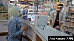 Жителька Тегерану у захисній масці в аптеці, 24 лютого 2020