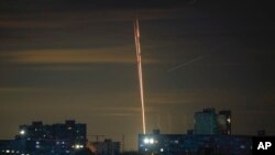 Також у соцмережах пишуть про звуки вибухів в Миколаєві. Офіційних даних про це наразі немає.