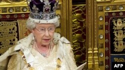 Королева Єлизавета II звертається з традиційною промовою до Палати лордів, Вестмінстер, Лондон, 25 травня 2010 року