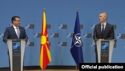 "Sigurnosni kriterijum u Crnoj Gori moraju biti zadovoljeni", kazao je Jens Stoltenberg (desno) na pres-konferenciji sa Zoranom Zaevom, 8. oktobar.