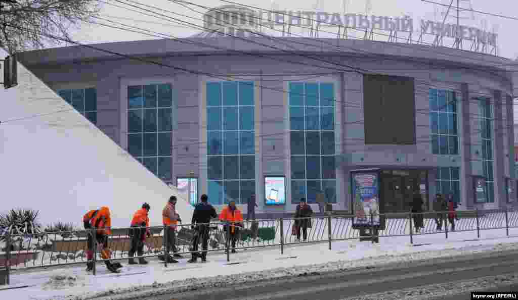 Рабочих муниципального предприятия «Город» с раннего утра бросили на уборку снега