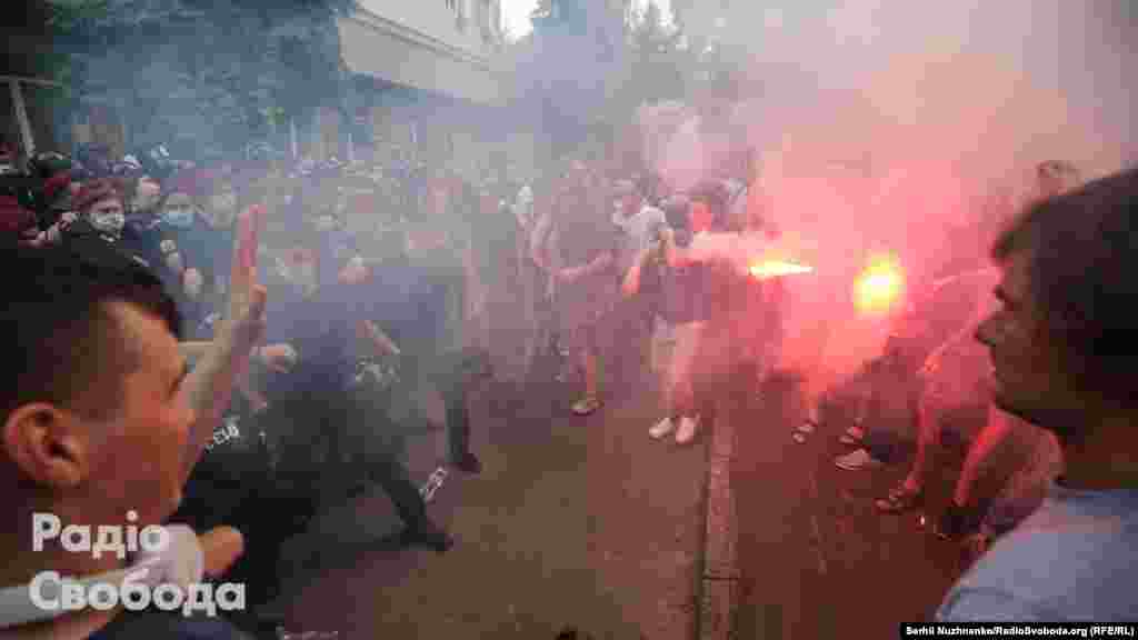 Розгляд справи перенесли на 15 червня, і сутички продовжились