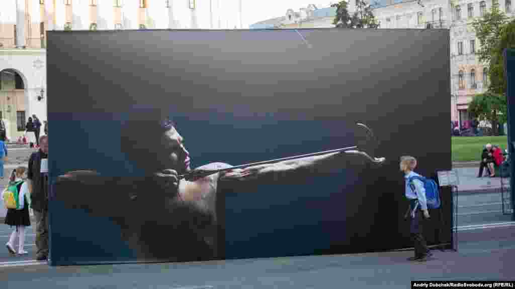 Роман, 10 років. Має інвалідність. Займається шахами. Мати хлопця, Надія, каже, що для нього ці фото – це величезний стимул, адже показують, що треба вірити у себе і йти вперед.