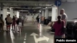 Люди прячутся от дронов на подземной парковке, Сочи, 24 июля