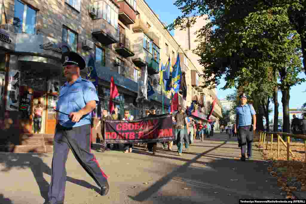 У Запоріжжі відбувся нечисленний «марш на підтримку політв’язнів», організований місцевим осередком громадської організації «Сокіл». У ньому також взяли участь представники партії «Свобода», громадських організацій «Студентська Свобода» і «Сила нації». Запоріжжя, 19 вересня 2015 року ЧИТАТИ ПРО ЦЕ