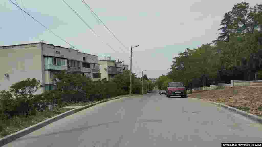 На улице Адмирала Макарова у сквера 2-го Бастиона. Улица Адмирала Макарова плавно вытекает из улицы 1-й Бастионной и заканчивается на пересечении с улицей 2-й Бастионной