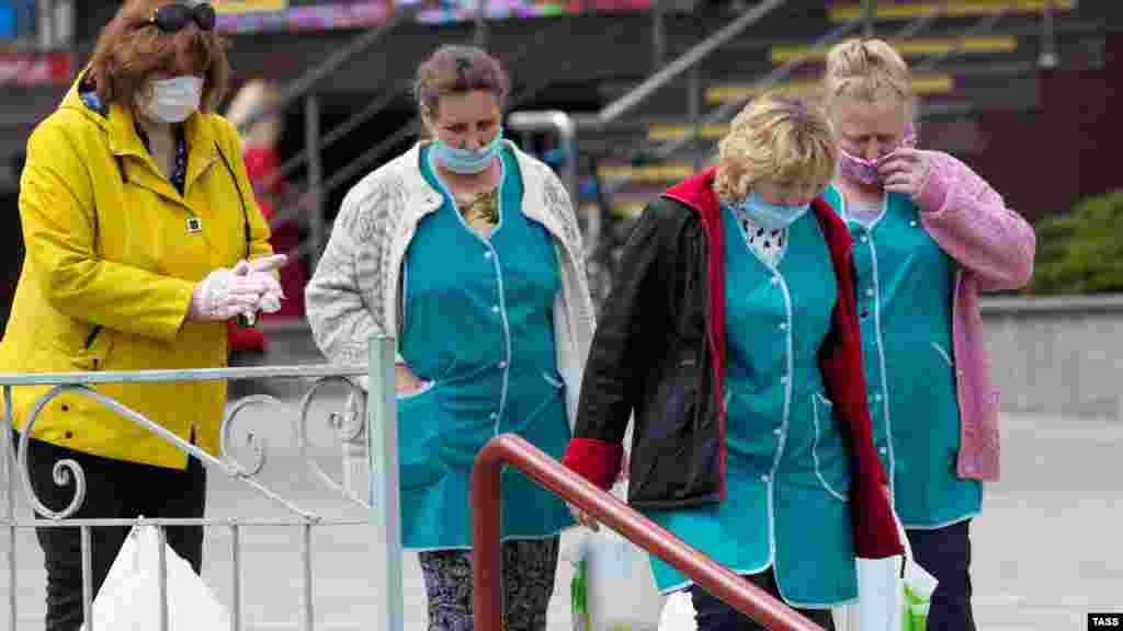 Женщины после посещения супермаркета на улице Кирова в Симферополе