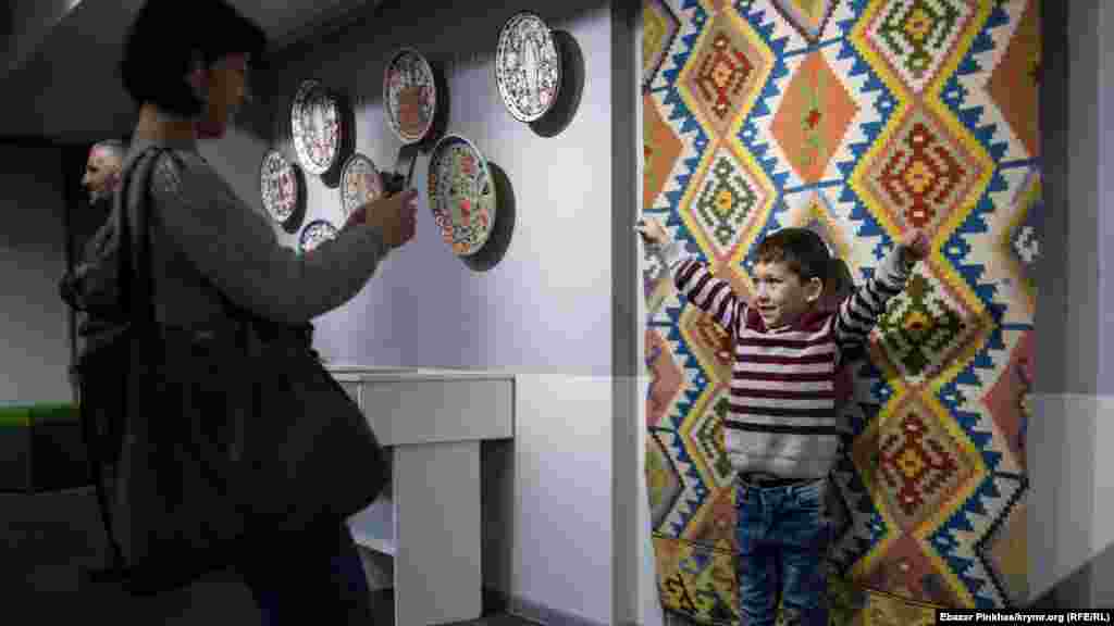 В Крымской республиканской научной библиотеке им. Франко в Симферополе открылась выставка «Крымское соцветие». Она стала частью проекта «Крымский стиль», который объединил в себе художников, отражающих в своих работах традиции коренного народа полуострова