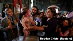 Смерть немовляти, якому було шість тижнів, після того, як його занурили у воду під час хрещення, викликала обурення громадськості в Румунії та призвела до закликів змінити ритуал