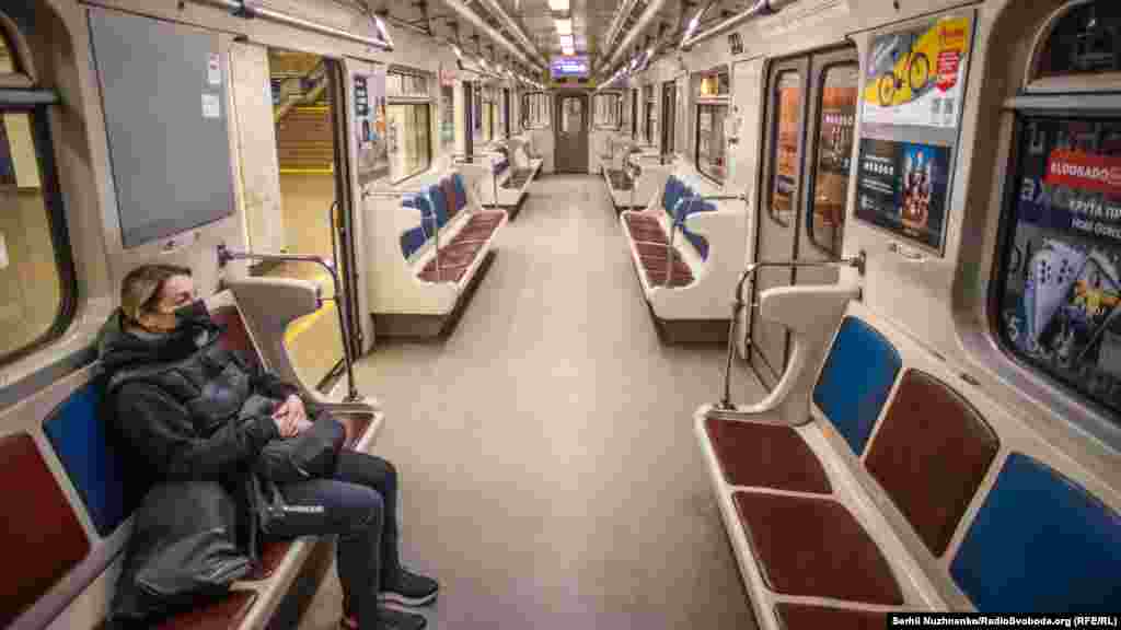 Вагон метрополітену на станції «Академмістечко» в ранішній час пік