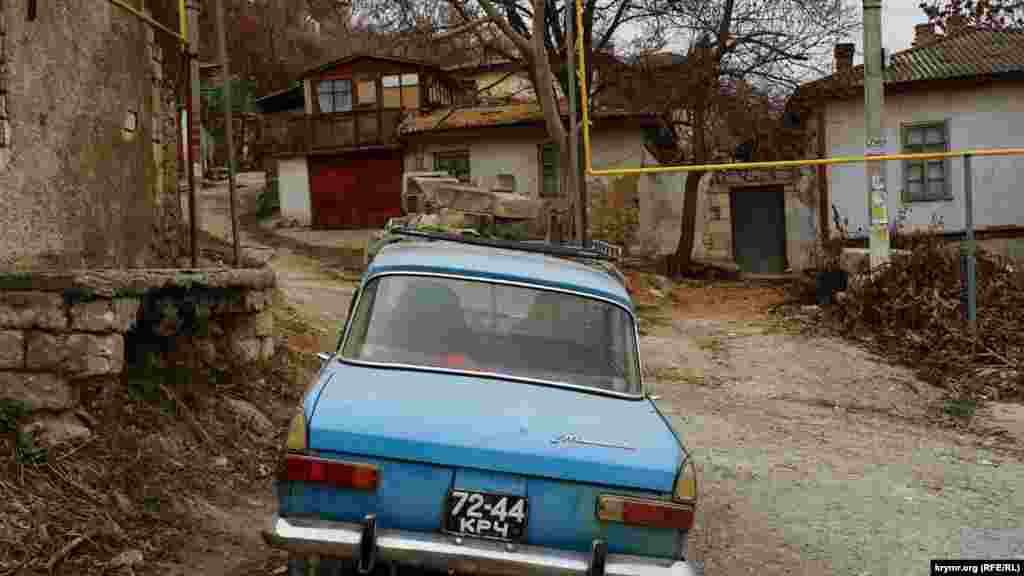«Москвич» с крымскими номерами времен СССР на переулке Горный