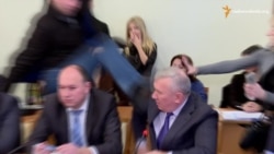 Удар з ноги. Парасюк побився з працівником СБУ Пісним Удар з ноги. Парасюк побився з працівником СБУ Пісним