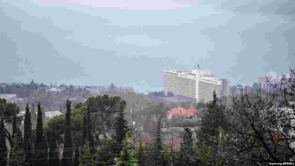 Над отелем «Ялта-Интурист» туман немного рассеялся