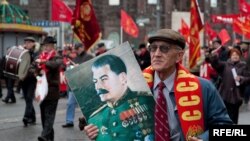 Портреты Сталина в официальном праздничном оформлении города, по мнению правозащитников, могут вызвать "спонтанную реакцию" родственников репрессированных людей.