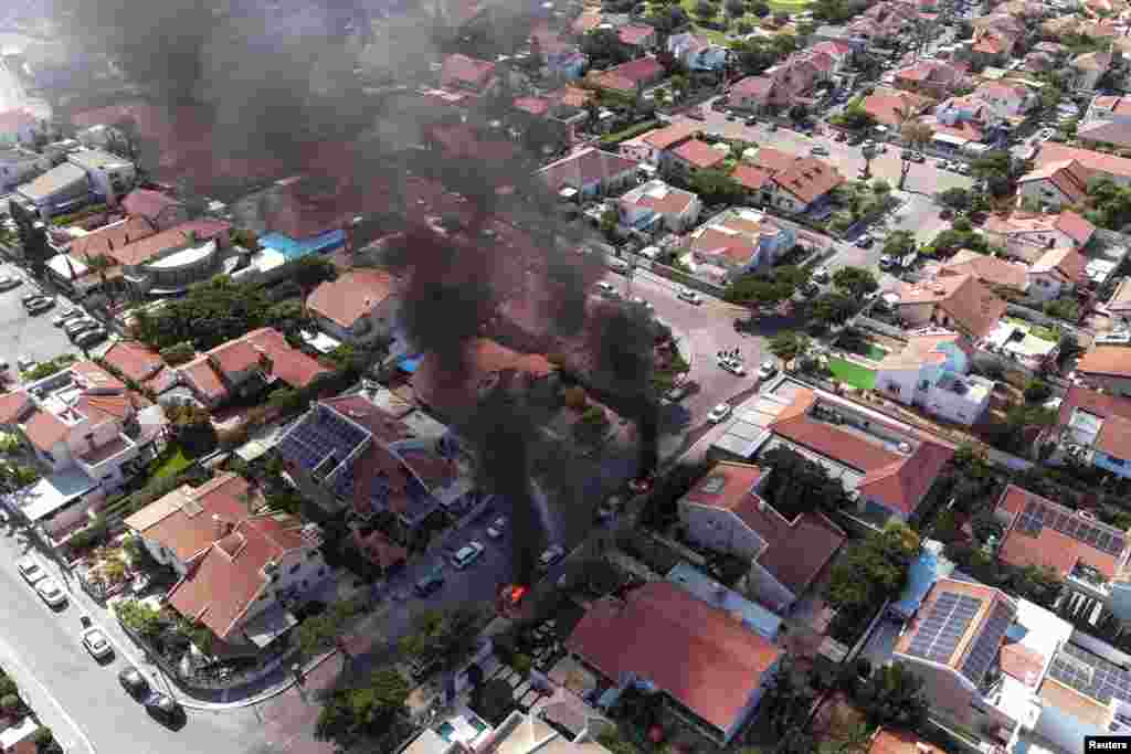 Утром 7 октября группировка «Хамас» нанесла массированный ракетный удар по многим израильским городам. На фото удар «Хамаса» по израильскому городу Ашкелон, 7 октября 2023 года.