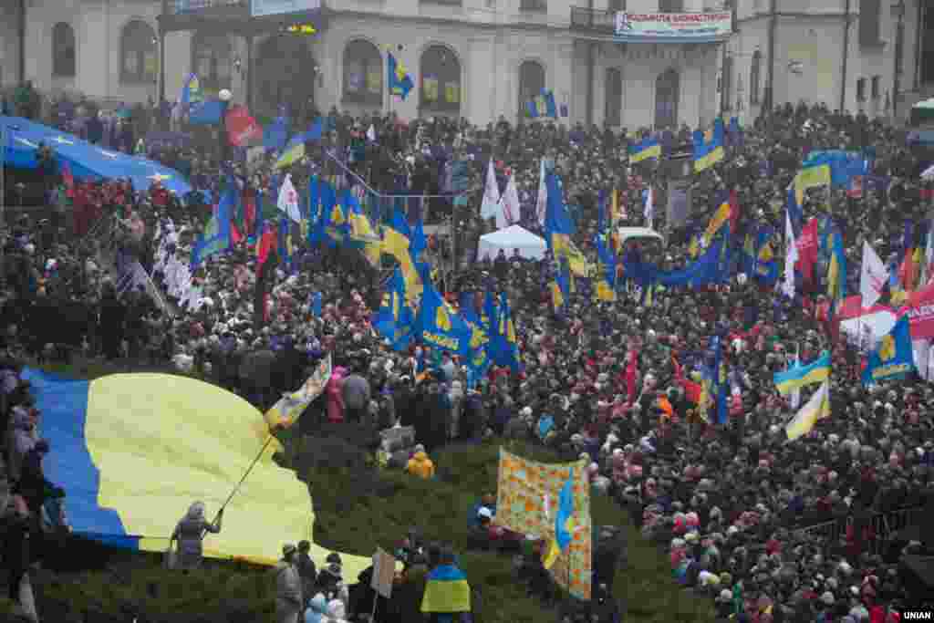 Учасники віче «За європейську Україну!» в Києві 24 листопада 2013 року