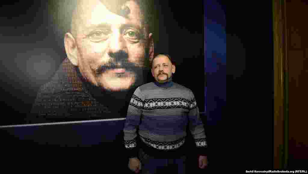 Ігор, герой репродукції «Козака Мамая» (автор невідомий), позує біля фотографії