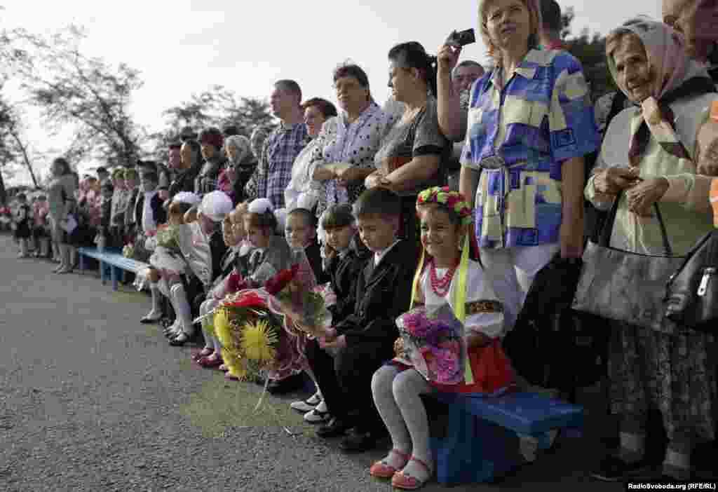 День Знань у Слов'янську, 1 вересня 2014 року Відео: Школярі Маріуполя та Слов'янська на 1 вересня вдягнули вишиванки та синьо-жовті стрічки Фотогалерея: 1 вересня. Школярі у вишиванках