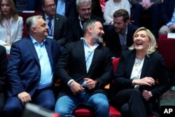 Прем'єр-міністр Угорщини Віктор Орбан (ліві), лідер ультраправої партії VOX Сантьяго Абаскаль (центристи) та лідерка ультраправих у Франції Марін Ле Пен беруть участь у саміті «Патріоти за Європу» в Мадриді, Іспанія, 8 лютого 2025 року