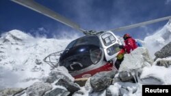 Спасательный вертолет на Эвересте