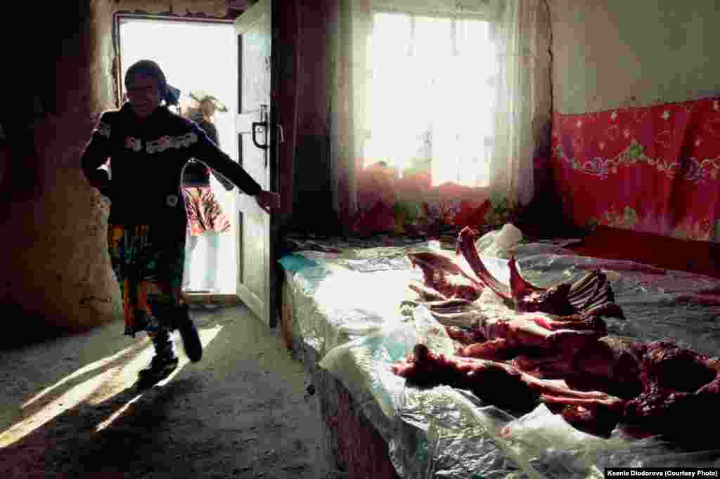 В этой семье радость: проработавший шесть лет в Москве сын возвращается домой – его депортировали. "Два-три месяца буду отдыхать с родителями. Потом – обратно"